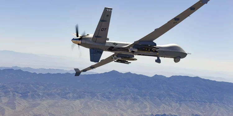 Un MQ-9 Reaper transportando misiles Hellfire sobre el campo de pruebas y entrenamiento de Nevada. (Foto de la Fuerza Aérea de los EE. UU. por el aviador de 1ª clase Victoria Nuzzi)