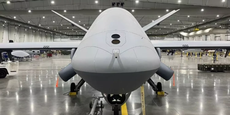 Imagen publicada por GA-ASI que muestra una vista frontal de un MQ-9B SeaGuardian, con el sistema de dispensación de sonoboyas que sobresale de los lados, instalado debajo de los puntos de anclaje del ala interior.