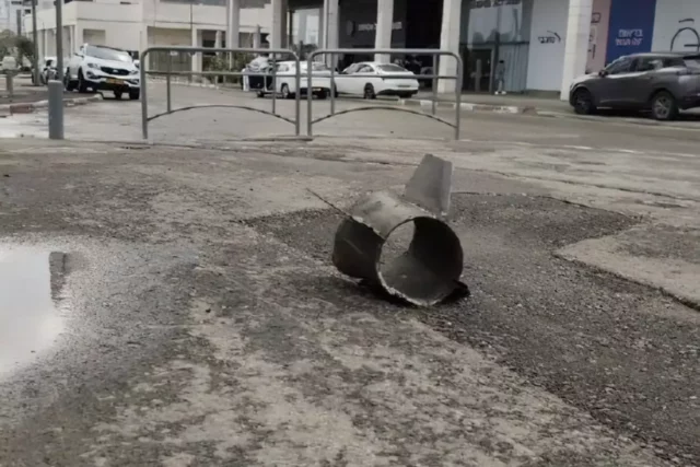 Metralla de cohete impacta en Rishon Lezion tras ataque desde Gaza
