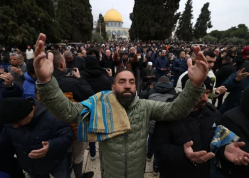 Miles de musulmanes rezan en el Monte del Templo por Ramadán