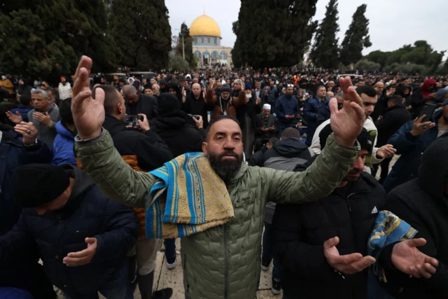 Miles de musulmanes rezan en el Monte del Templo por Ramadán
