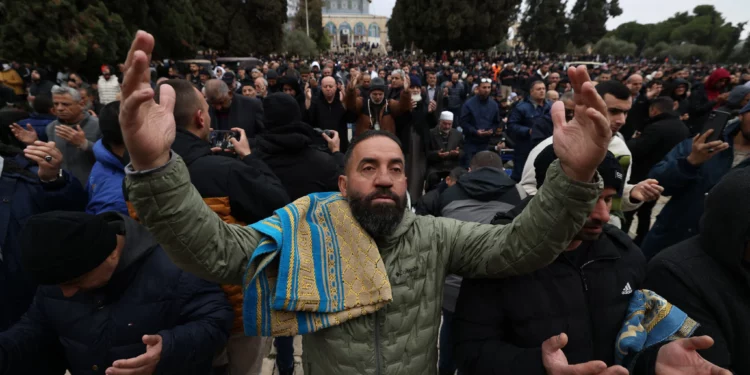 Miles de musulmanes rezan en el Monte del Templo por Ramadán