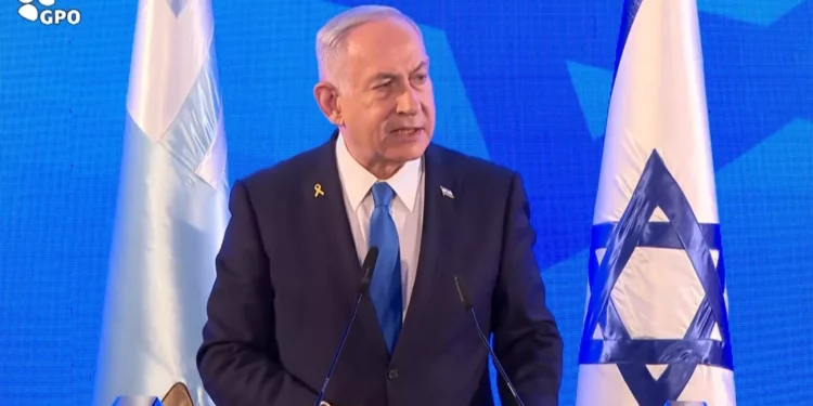El primer ministro Benjamin Netanyahu habla en la ceremonia de nombramiento de Eyal Zamir como próximo jefe del personal de las FDI en la sede de las FDI en Tel Aviv. 5 de marzo de 2025. (Captura de pantalla: PMO)
