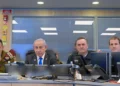 El primer ministro Benjamin Netanyahu, el jefe de las FDI Herzi Halevi (izquierda), el ministro de Defensa Israel Katz (segundo desde la derecha) y el jefe del Estado Mayor de la IAF Omer Tischler (derecha) en el cuartel general militar en Tel Aviv el 26 de diciembre de 2024. (Kobi Gideon/GPO)