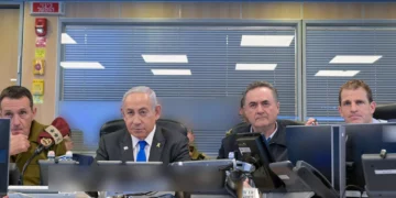 El primer ministro Benjamin Netanyahu, el jefe de las FDI Herzi Halevi (izquierda), el ministro de Defensa Israel Katz (segundo desde la derecha) y el jefe del Estado Mayor de la IAF Omer Tischler (derecha) en el cuartel general militar en Tel Aviv el 26 de diciembre de 2024. (Kobi Gideon/GPO)