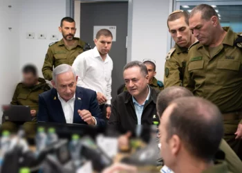 El ministro de Defensa Israel Katz, en el centro a la derecha, durante una evaluación con el primer ministro Benjamin Netanyahu, el jefe del Estado Mayor de las FDI, el teniente general Eyal Zamir, y otros funcionarios el 18 de marzo de 2025. (Ariel Hermoni/Ministerio de Defensa)