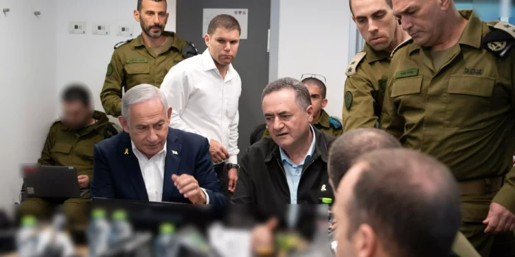 El ministro de Defensa Israel Katz, en el centro a la derecha, durante una evaluación con el primer ministro Benjamin Netanyahu, el jefe del Estado Mayor de las FDI, el teniente general Eyal Zamir, y otros funcionarios el 18 de marzo de 2025. (Ariel Hermoni/Ministerio de Defensa)