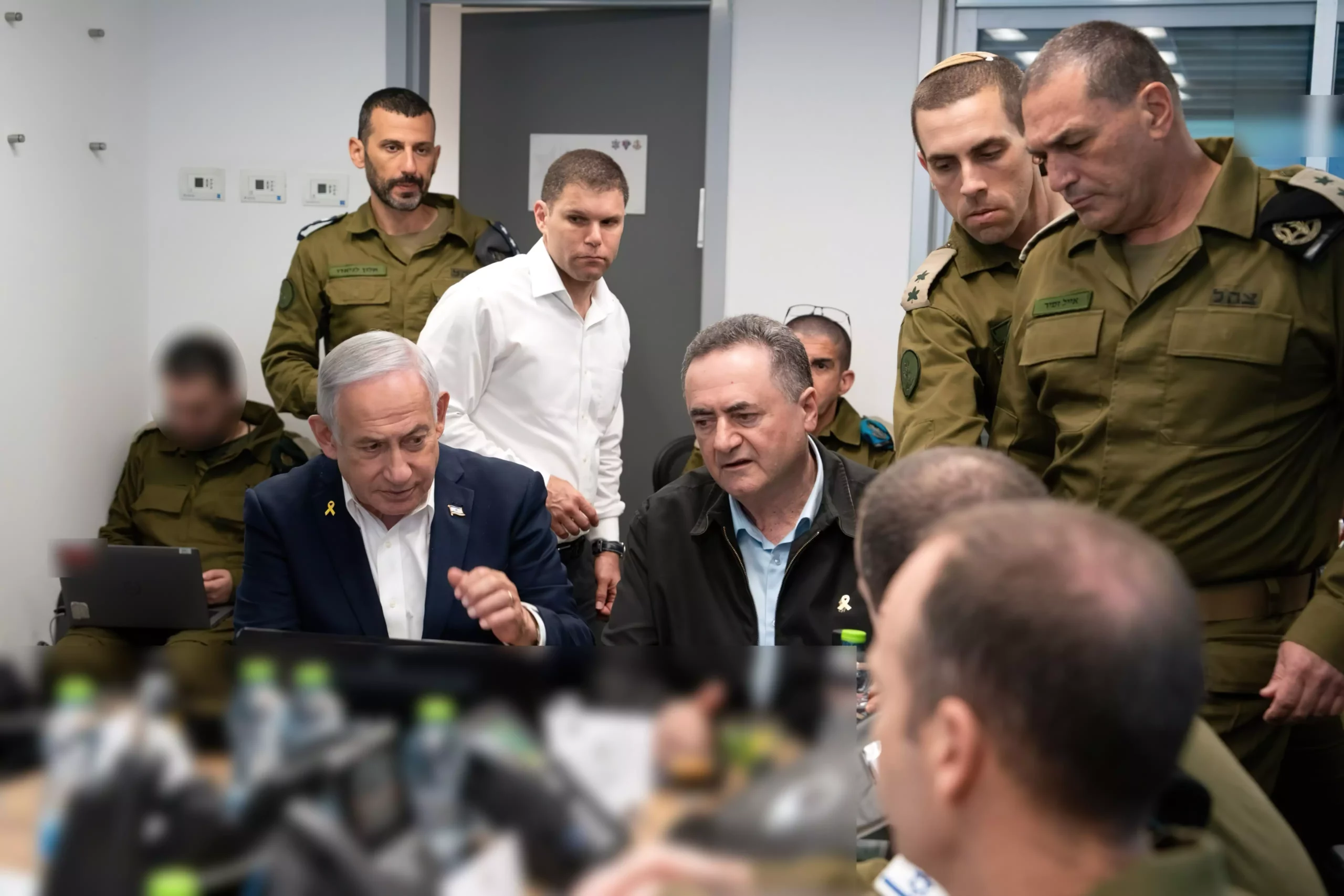 El ministro de Defensa Israel Katz, en el centro a la derecha, durante una evaluación con el primer ministro Benjamin Netanyahu, el jefe del Estado Mayor de las FDI, el teniente general Eyal Zamir, y otros funcionarios el 18 de marzo de 2025. (Ariel Hermoni/Ministerio de Defensa)