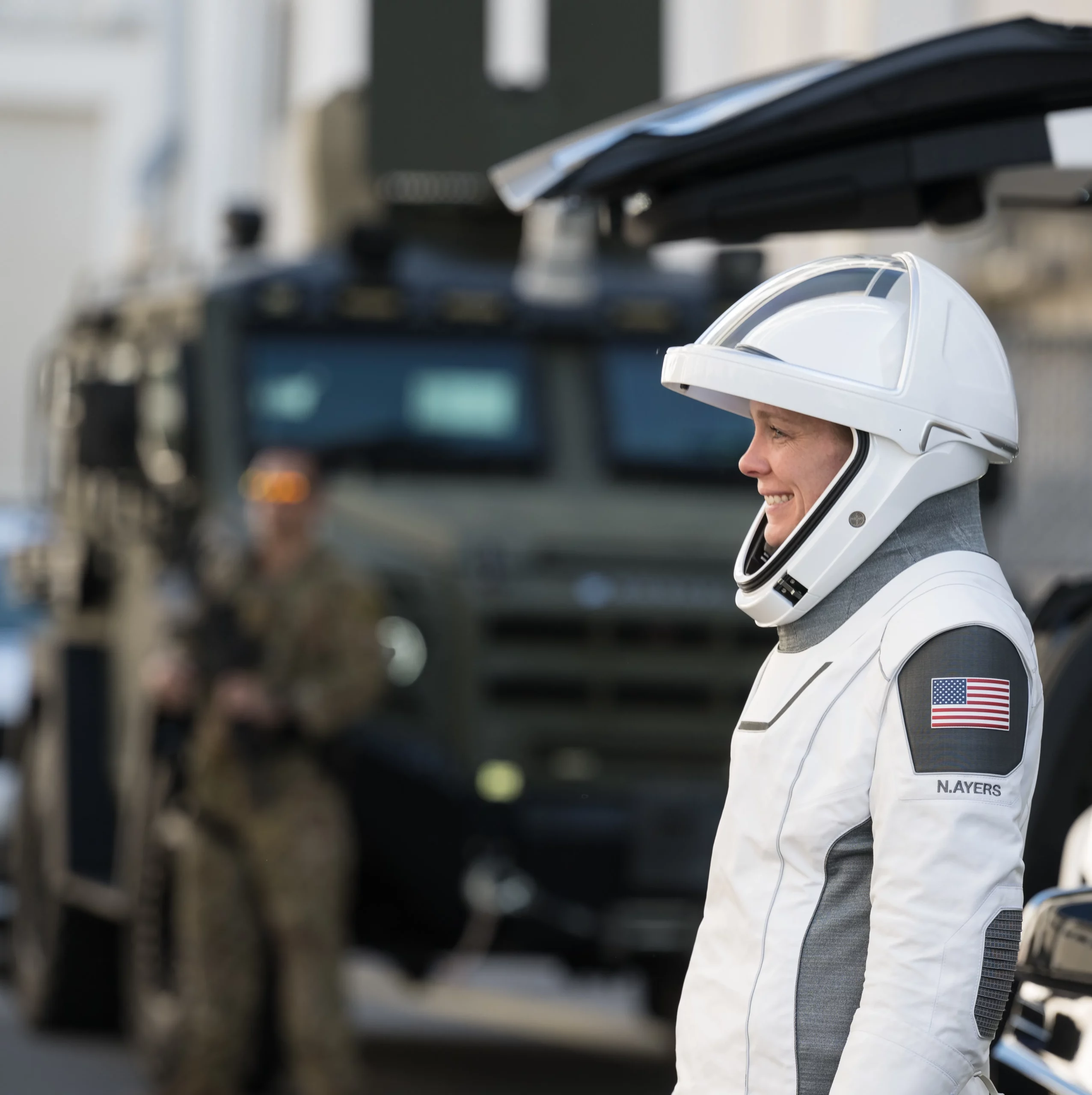 La astronauta y mayor de la Fuerza Aérea de EE. UU. Nichole Ayers habla con familiares y amigos mientras sus compañeros de tripulación se preparan para partir del Edificio de Operaciones y Verificación Neil A. Armstrong hacia el Complejo de Lanzamiento 39A en el Centro Espacial Kennedy de la NASA, Florida, para abordar la nave espacial SpaceX Dragon para el lanzamiento de la misión Crew-10, el 14 de marzo de 2025. Ayers pilotó la nave espacial de la tripulación cuando se lanzó a bordo de un cohete Falcon 9 desde el centro espacial el mismo día a las 7:03 p.m. EDT. Ayers ha volado misiones en todo el mundo, incluidas más de 200 horas de combate en la Operación Inherent Resolve sobre Irak y Siria y más de 1.400 horas de vuelo en el T-38 Talon y el F-22 Raptor. Anteriormente destinado en la Base Conjunta Elmendorf-Richardson, Alaska, Ayers se desempeñó como subdirector de operaciones del Ala 3, 90º Escuadrón de Combate, antes de recibir la llamada para unirse a la NASA en 2021. (Foto de la Fuerza Aérea de EE. UU. cortesía de la NASA por Aubrey Gemignani)