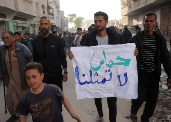 Un joven palestino lleva una pancarta en árabe que dice "Hamás no nos representa" durante una protesta contra Hamás, que pide el fin de la guerra con Israel, en Beit Lahiya, en el norte de la Franja de Gaza, el 26 de marzo de 2025. (AFP)