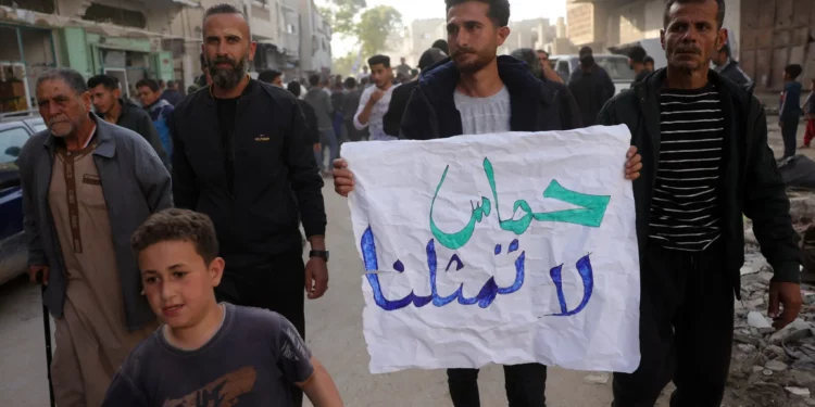 Un joven palestino lleva una pancarta en árabe que dice "Hamás no nos representa" durante una protesta contra Hamás, que pide el fin de la guerra con Israel, en Beit Lahiya, en el norte de la Franja de Gaza, el 26 de marzo de 2025. (AFP)