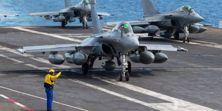 El Rafale M demuestra su poder aéreo y naval desde portaaviones