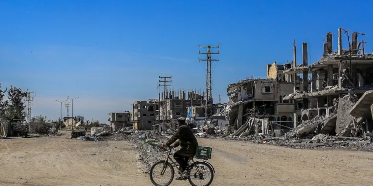 Palestinos viven entre los escombros de sus casas destruidas en la guerra entre Israel y Hamás, en una carretera cerca del cruce de Kerem Shalom, al este de la ciudad de Rafah, en el sur de la Franja de Gaza, el 2 de marzo de 2025. (Abed Rahim Khatib/Flash90)