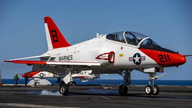 Nuevo avión de entrenamiento naval de EE. UU. ya no aterrizará en portaaviones
