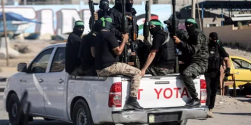 Israel destruye más de 100 camionetas Toyota usadas por Hamás