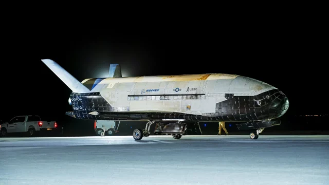 El Boeing X-37B regresa tras 434 días en órbita