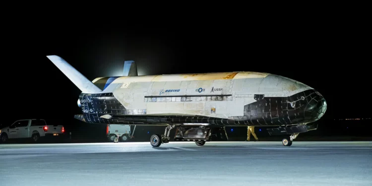 El Boeing X-37B regresa tras 434 días en órbita