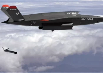 Un XQ-58A Valkyrie deja caer un UAV/munición merodeadora Altius-600 desde su bahía de carga útil interna. (Crédito de la imagen: Foto cortesía de la Fuerza Aérea de EE. UU.)