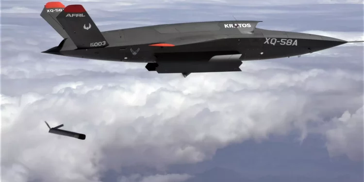 Un XQ-58A Valkyrie deja caer un UAV/munición merodeadora Altius-600 desde su bahía de carga útil interna. (Crédito de la imagen: Foto cortesía de la Fuerza Aérea de EE. UU.)
