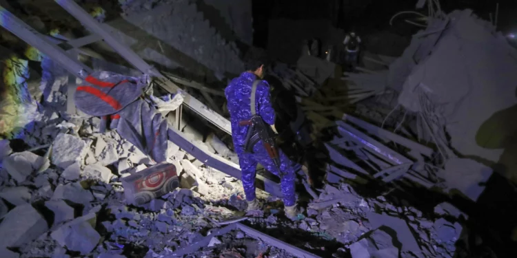 Un combatiente inspecciona los daños en el lugar de un supuesto ataque estadounidense en Saná, Yemen, controlado por los hutíes, el 23 de marzo de 2025 por la noche. (Mohammed HUWAIS / AFP)