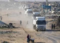 Camiones que transportan ayuda humanitaria ingresan a la Franja de Gaza desde Egipto en la ciudad de Rafah, en el sur de Gaza, el 12 de febrero de 2025. (Foto AP/Abdel Kareem Hana)