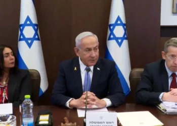 El primer ministro, Benjamin Netanyahu, habla al comienzo de la reunión semanal del gabinete, el 2 de marzo de 2025 (captura de pantalla/GPO)