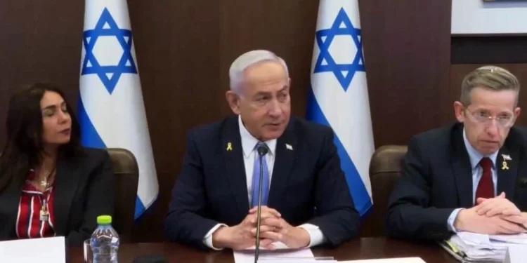El primer ministro, Benjamin Netanyahu, habla al comienzo de la reunión semanal del gabinete, el 2 de marzo de 2025 (captura de pantalla/GPO)
