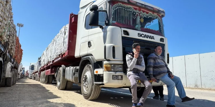 Camiones que transportan ayuda humanitaria se alinean en el lado egipcio del cruce fronterizo de Rafah con la Franja de Gaza, el 2 de marzo de 2025. (AFP)