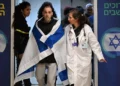 El rehén liberado Eli Sharabi llega al Centro Médico Sheba cerca de Tel Aviv, envuelto en una bandera israelí, mientras camina para reunirse con miembros de su familia después de 491 días de cautiverio en Hamás, el 8 de febrero de 2025. (Haim Tsach/GPO)