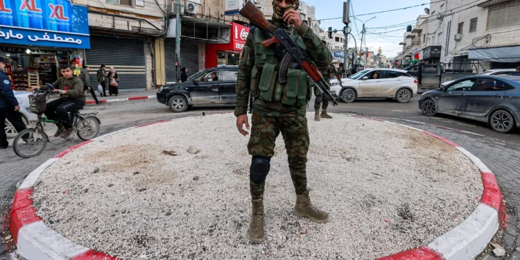 A member of the Palestinian Authority security forces stands at a traffic circle in the Jenin refugee camp, in the northern West Bank, December 29, 2024. (Jaafar Ashtiyeh/AFP)