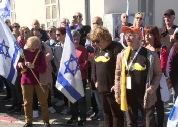 Los israelíes rinden homenaje a Shlomo Mantzur mientras se reúnen en Rishon Lezion para su procesión fúnebre antes de su entierro en el kibutz Kissufim, el 2 de marzo de 2025. (Nir Kafri/AFPTV/AFP)