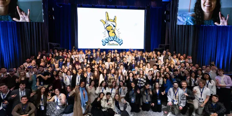 Estudiantes rinden homenaje a la rehén liberada Emily Damari como muestra de resiliencia judía