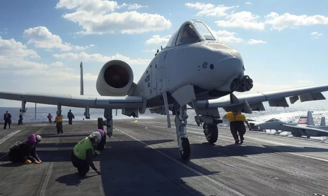 ¿Podría el A-10 Warthog adaptarse para operar en portaaviones