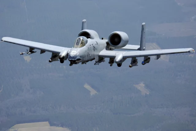 A-10 Thunderbolt II: potencia blindada para el apoyo cercano