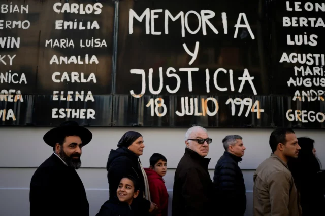 Argentina pide arresto de Jamenei por ataque terrorista a la AMIA