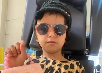 Niña beduina herida en ataque iraní deja hospital tras un año