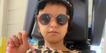 Niña beduina herida en ataque iraní deja hospital tras un año
