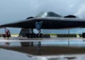 Un piloto de B-2 de la Fuerza Aérea de EE. UU. dirige un bombardero B-2 Spirit, desplegado desde la Base de la Fuerza Aérea Whiteman, Missouri, en la Base de la Fuerza Aérea Andersen, Guam, en apoyo de Valiant Shield 24, el 13 de junio de 2024. (Crédito de la imagen: Aviador de 1ª clase Manasseh Demissie)