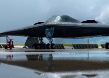 Un piloto de B-2 de la Fuerza Aérea de EE. UU. dirige un bombardero B-2 Spirit, desplegado desde la Base de la Fuerza Aérea Whiteman, Missouri, en la Base de la Fuerza Aérea Andersen, Guam, en apoyo de Valiant Shield 24, el 13 de junio de 2024. (Crédito de la imagen: Aviador de 1ª clase Manasseh Demissie)