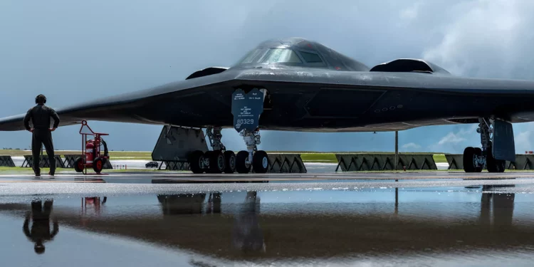 Un piloto de B-2 de la Fuerza Aérea de EE. UU. dirige un bombardero B-2 Spirit, desplegado desde la Base de la Fuerza Aérea Whiteman, Missouri, en la Base de la Fuerza Aérea Andersen, Guam, en apoyo de Valiant Shield 24, el 13 de junio de 2024. (Crédito de la imagen: Aviador de 1ª clase Manasseh Demissie)