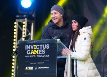 El príncipe Harry, duque de Sussex, fundador y mecenas de la Fundación de los Juegos Invictus, y Meghan, duquesa de Sussex, pronuncian un discurso en la recepción de bienvenida de la Nación Hogar de los Juegos Invictus Vancouver Whistler 2025, el 10 de febrero de 2025, en Whistler, Canadá. (JEFF VINNICK / Getty Images vía AFP)