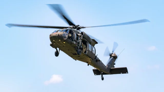 Black Hawk de EE. UU. aterriza por error en escuela de Colorado
