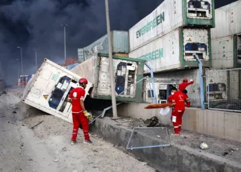 Una imagen proporcionada por la Media Luna Roja Iraní el 27 de abril de 2025 muestra a los rescatistas trabajando en el lugar de una explosión que tuvo lugar un día antes en el muelle del puerto de Shahid Rajaee, al suroeste de Bandar Abbas, en la provincia iraní de Hormozgan. (Media Luna Roja Iraní / AFP)