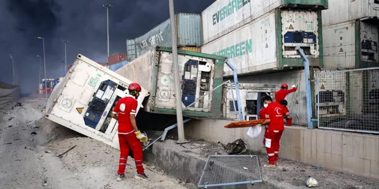 Una imagen proporcionada por la Media Luna Roja Iraní el 27 de abril de 2025 muestra a los rescatistas trabajando en el lugar de una explosión que tuvo lugar un día antes en el muelle del puerto de Shahid Rajaee, al suroeste de Bandar Abbas, en la provincia iraní de Hormozgan. (Media Luna Roja Iraní / AFP)
