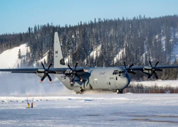 Un avión Hércules CC-130J se prepara para despegar del aeropuerto de Old Crow en Yukón como parte de la Operación NANOOK-NUNALIVUT el 26 de febrero de 2025. (Crédito de la imagen: Cabo Mayor Alana Morin, Fuerza de Tarea Conjunta - Norte, Yellowknife)