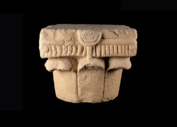 Capitel con menorás de 1,500 años en sitio romano de Jerusalén