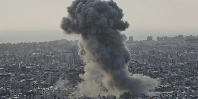 El humo se eleva tras un ataque aéreo israelí contra Dahiyeh, en el suburbio sur de Beirut, Líbano, el 27 de abril de 2025. (AP/Bilal Hussein)