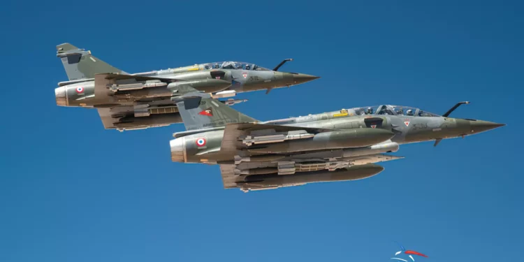Dos Mirage 2000D RMV volando sobre Yibuti durante la campaña de pruebas en 2021.