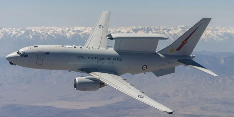 El E-7A Wedgetail de la RAAF sobre el sur de California durante la campaña de pruebas trilateral.