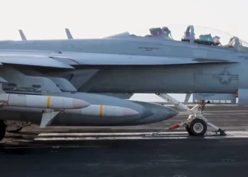 EA-18G Growler porta cuatro misiles AGM-88E contra hutíes